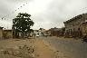 Une rue pavée de Porto-Novo et deux poules